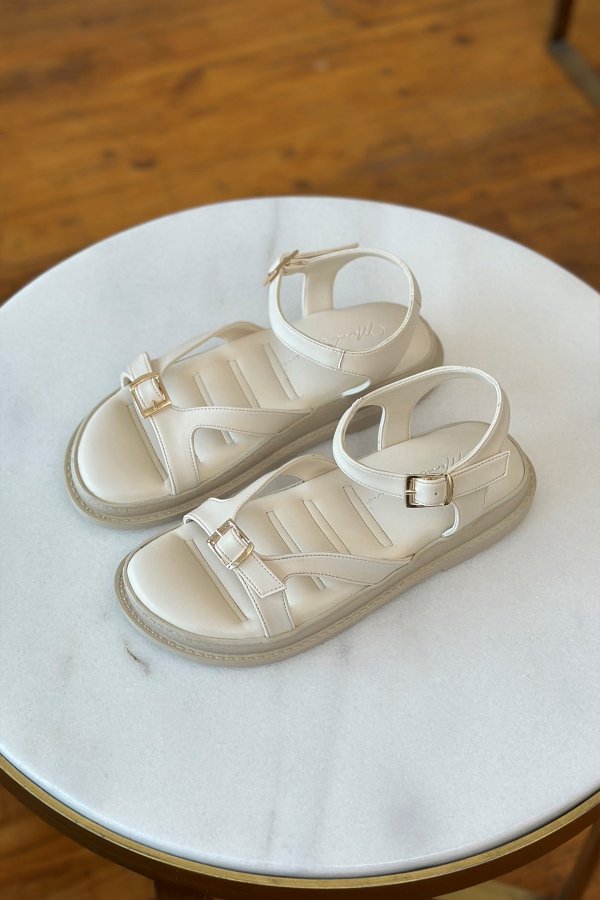 Toka Detaylı Sandalet