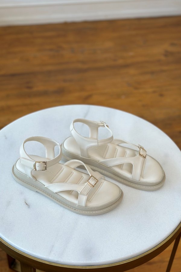 Toka Detaylı Sandalet