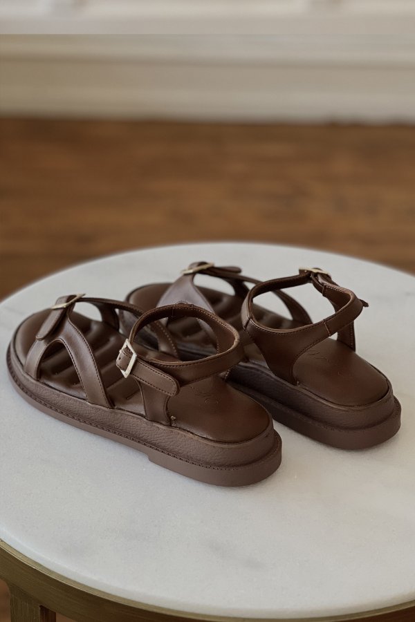 Toka Detaylı Sandalet