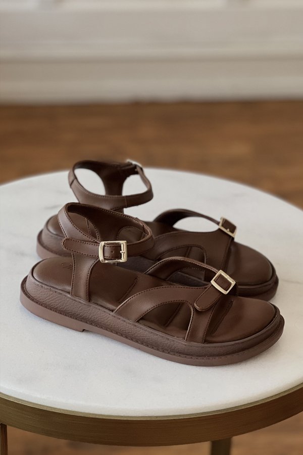 Toka Detaylı Sandalet