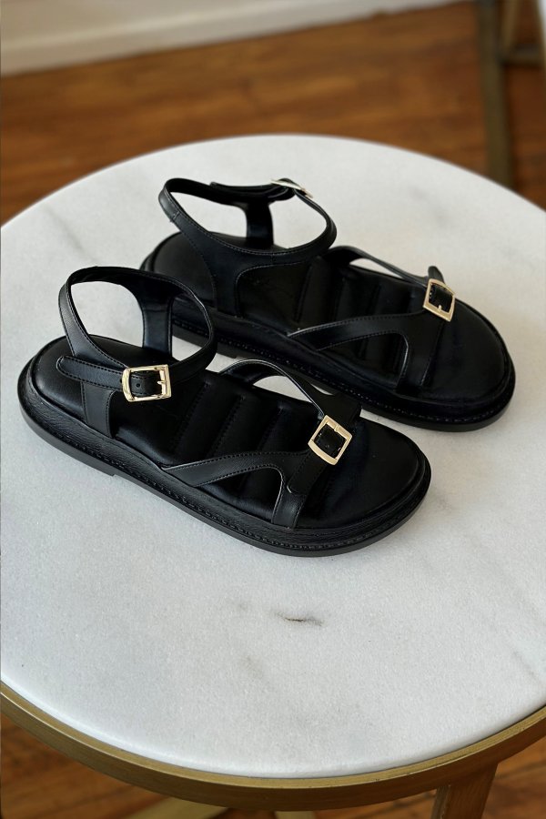 Toka Detaylı Sandalet