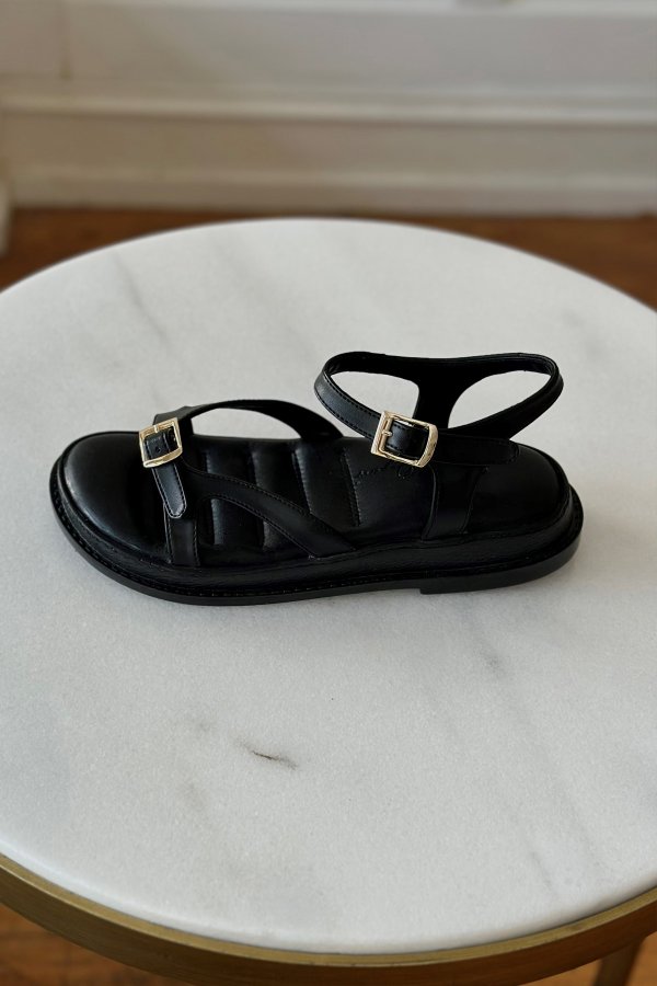 Toka Detaylı Sandalet