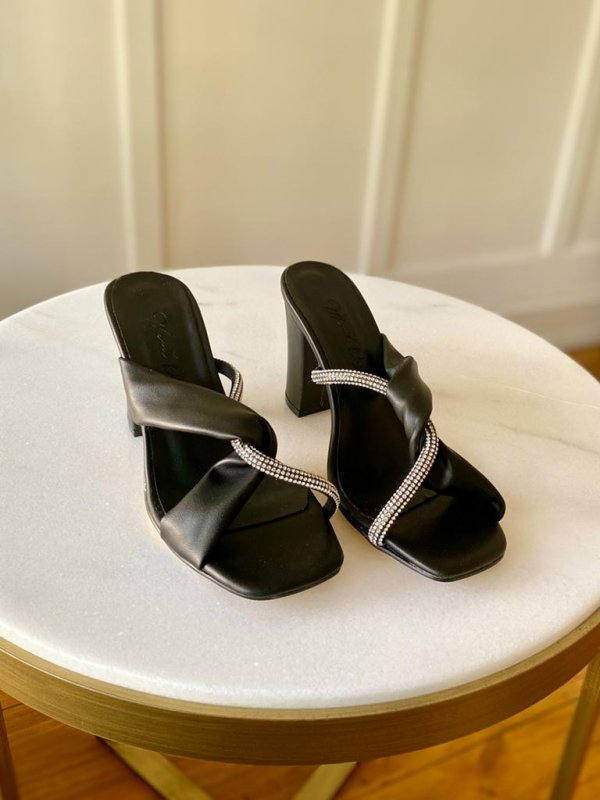 Çapraz Deri Ve Taş Bantlı Terlik