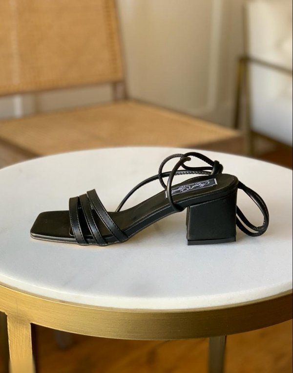 Üç Bantlı Topuklu Ayakkabı