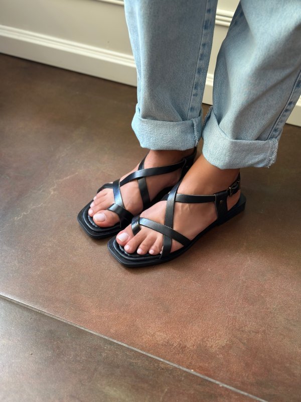 Çapraz Bantlı Parmak Arası Sandalet