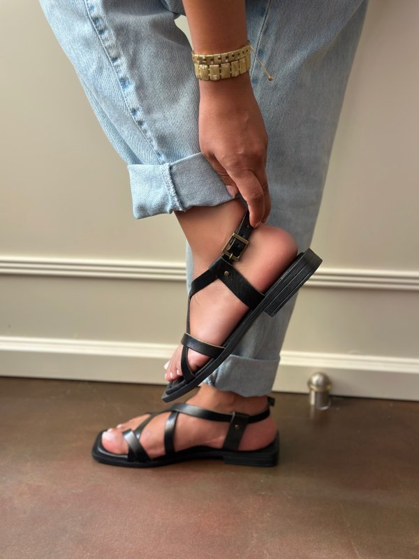 Çapraz Bantlı Parmak Arası Sandalet