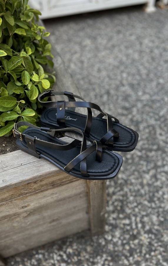 Çapraz Bantlı Parmak Arası Sandalet