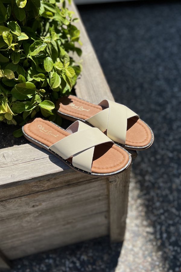 Çapraz Bantlı Düz Terlik