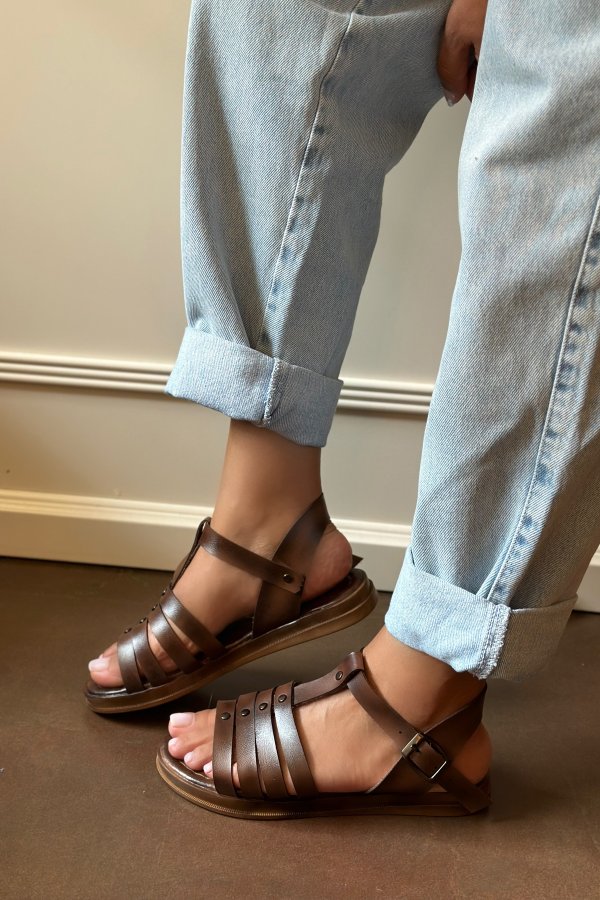 Şerit Detaylı Sandalet