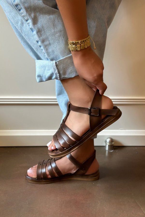 Şerit Detaylı Sandalet