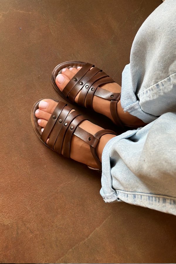 Şerit Detaylı Sandalet