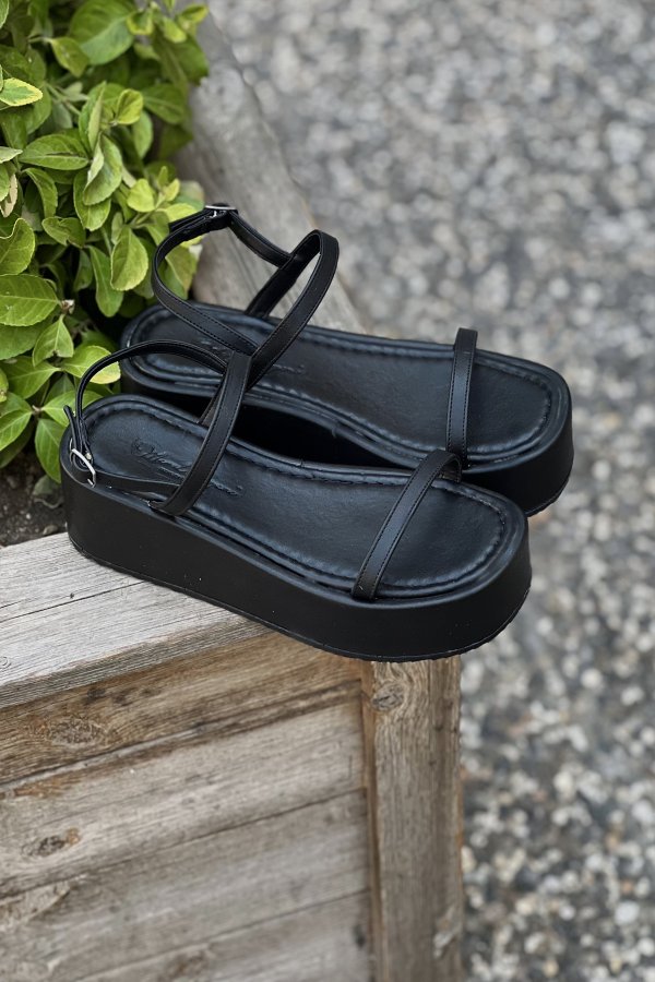 İnce Bantlı Sandalet