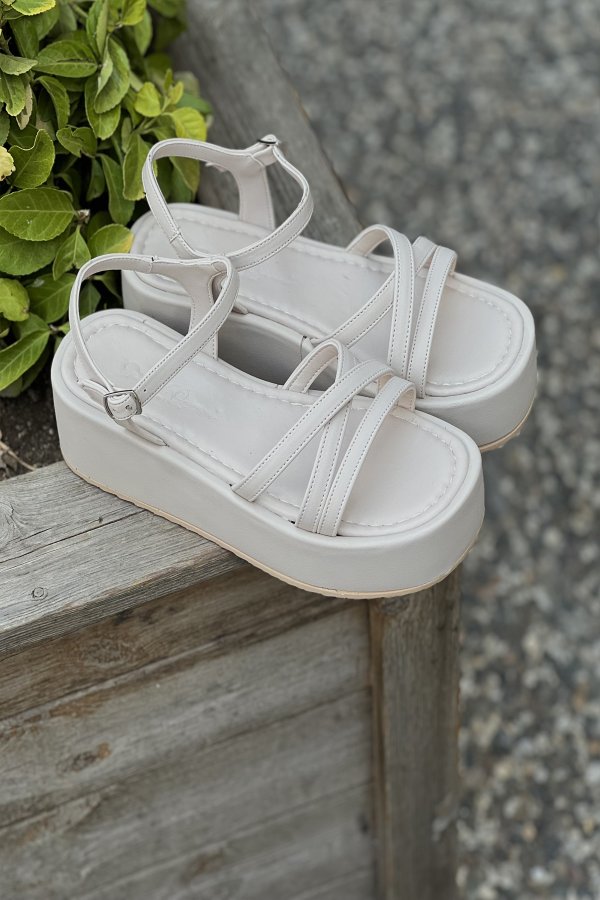 Çapraz Kalın Tabanlı Sandalet