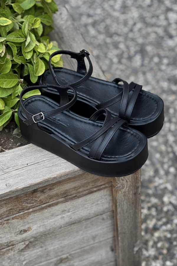 Çapraz Kalın Tabanlı Sandalet