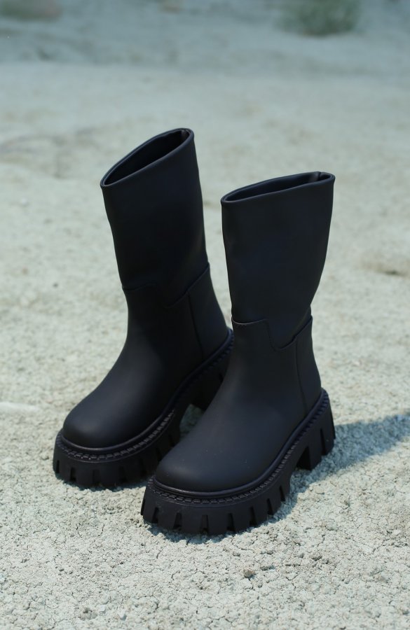 Kalın Tabanlı Çizme