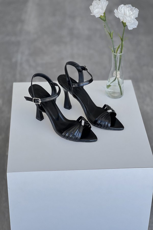 Taş Detaylı Topuklu Ayakkabı