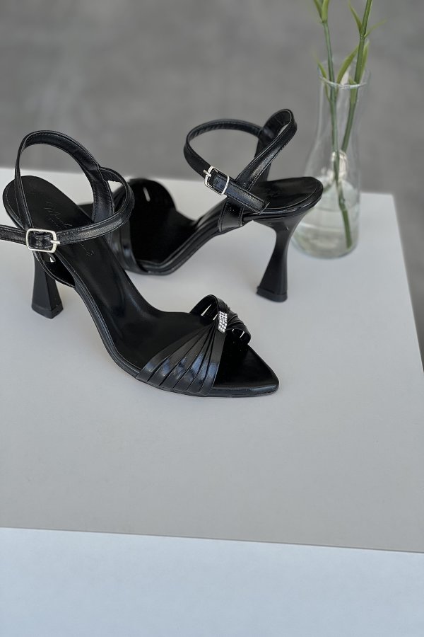 Taş Detaylı Topuklu Ayakkabı