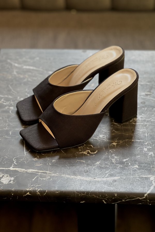 Oval Bantlı Topuklu Terlik