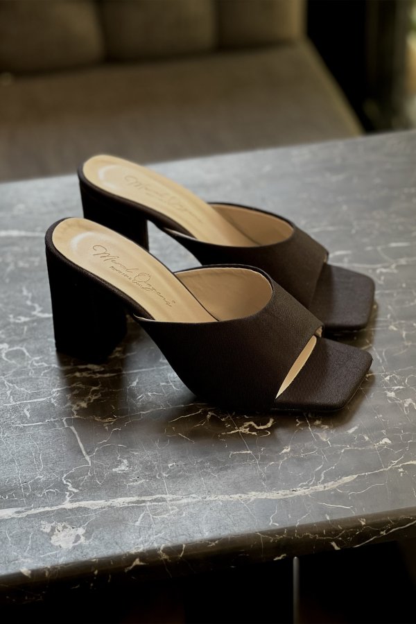 Oval Bantlı Topuklu Terlik