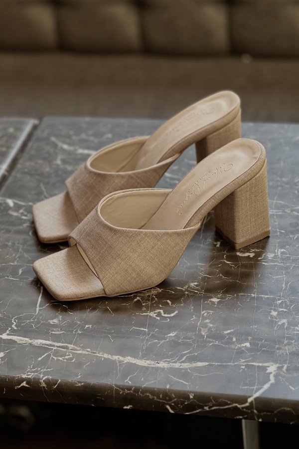 Oval Bantlı Topuklu Terlik