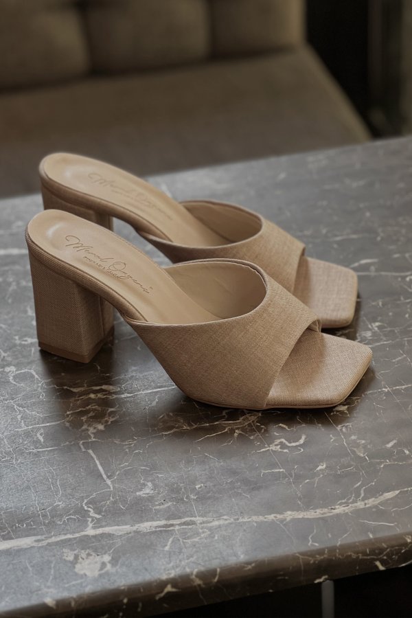 Oval Bantlı Topuklu Terlik