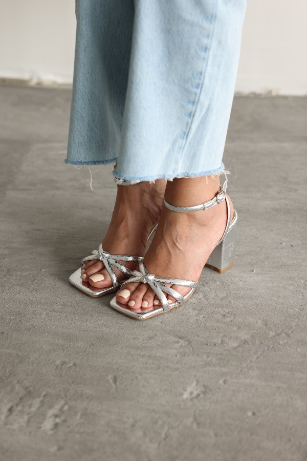 Düğüm Bantlı Topuklu Ayakkabı