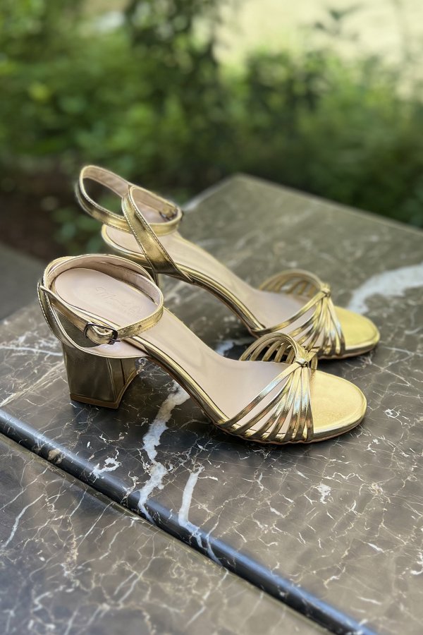 Bilekten Bağlamalı Topuklu Ayakkabı