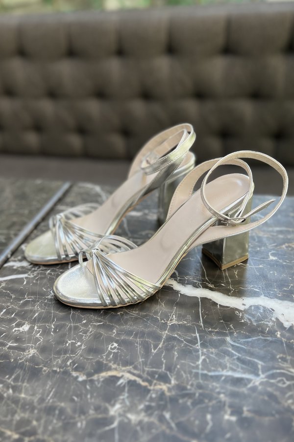 Bilekten Bağlamalı Topuklu Ayakkabı