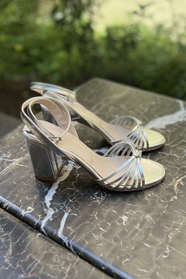 Bilekten Bağlamalı Topuklu Ayakkabı