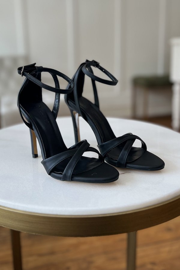 Çapraz Bantlı Topuklu Ayakkabı