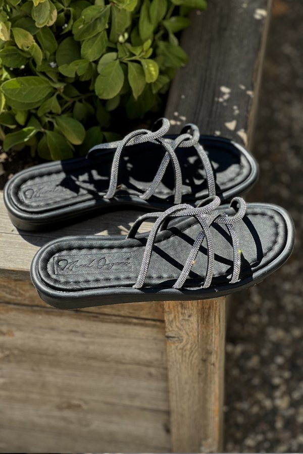 Çapraz Geçişli Düz Terlik