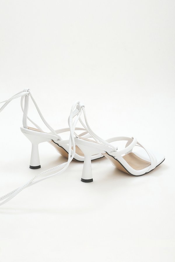 Çapraz Bantlı Topuklu Ayakkabı
