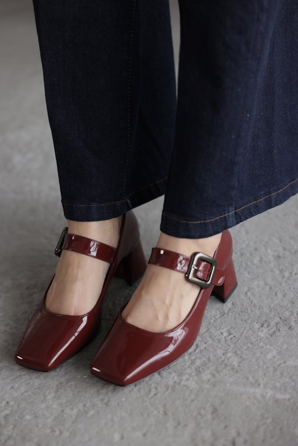 Gold Toka Bantlı Topuklu Ayakkabı