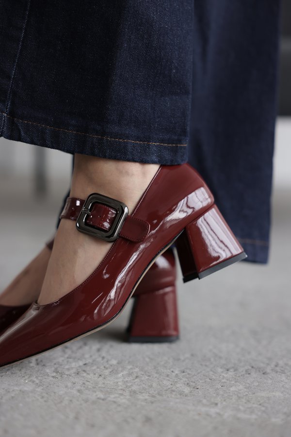 Gold Toka Bantlı Topuklu Ayakkabı