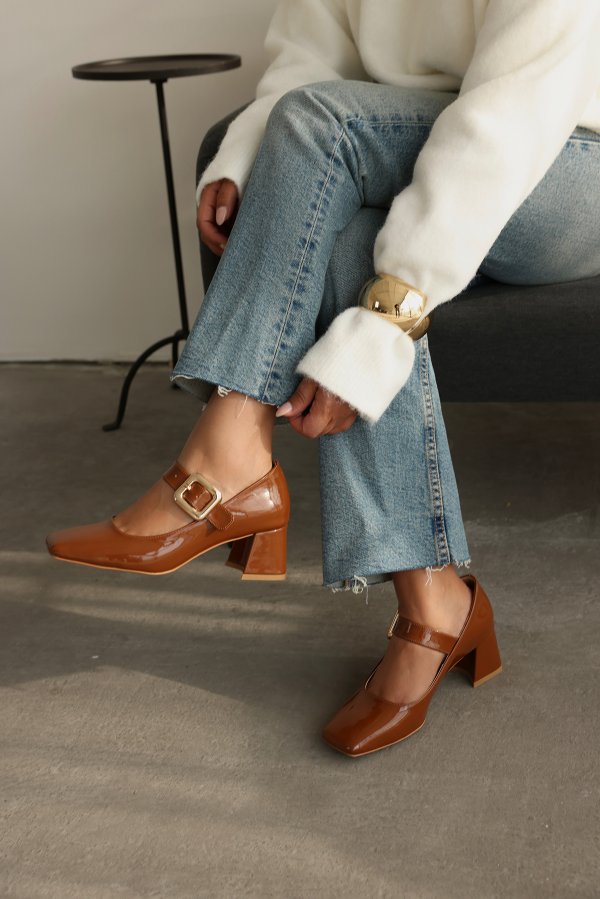 Gold Toka Bantlı Topuklu Ayakkabı