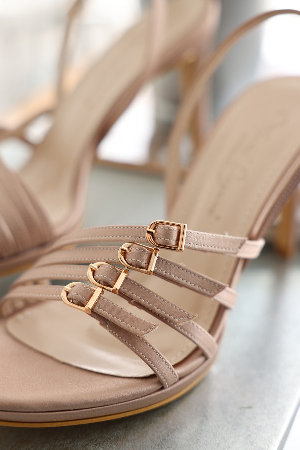 Kemer Detaylı Topuklu Ayakkabı