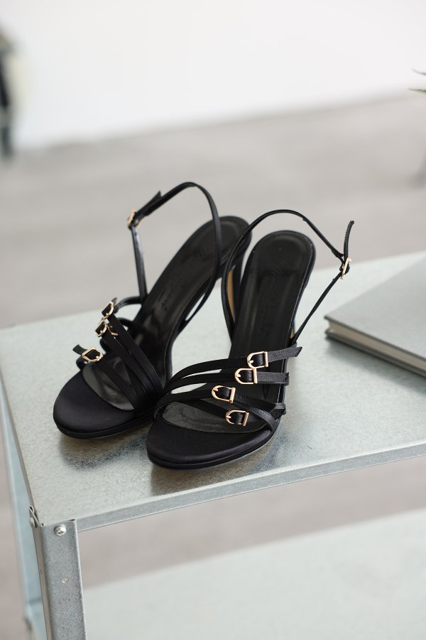 Kemer Detaylı Topuklu Ayakkabı