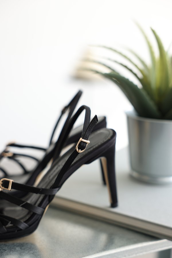 Kemer Detaylı Topuklu Ayakkabı