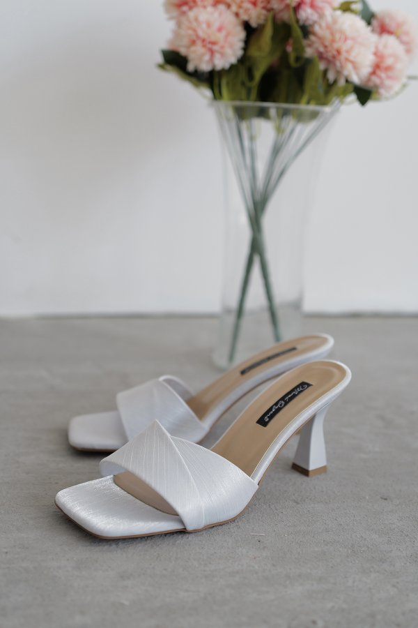 Çapraz Geçişli Topuklu Terlik