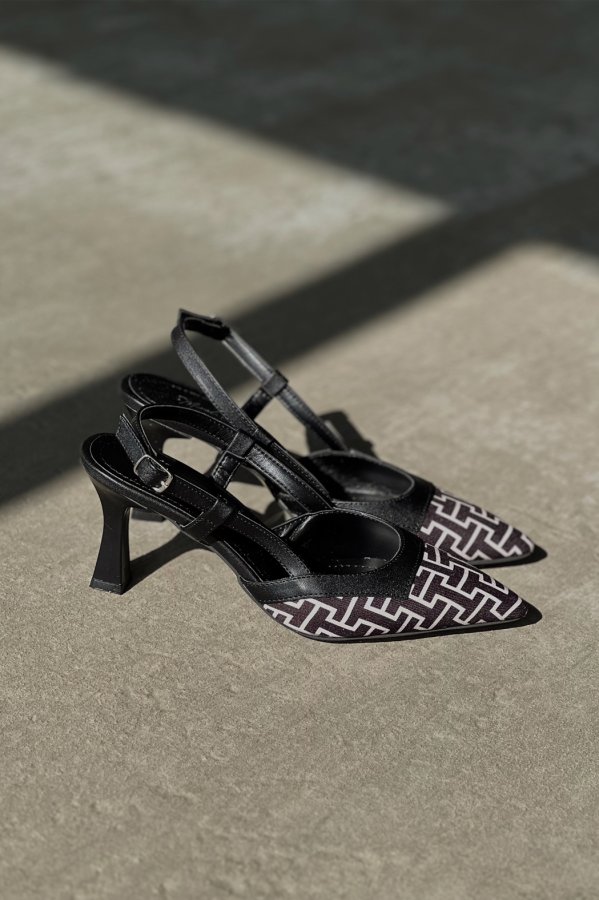 Arkası Açık Baskılı Ayakkabı