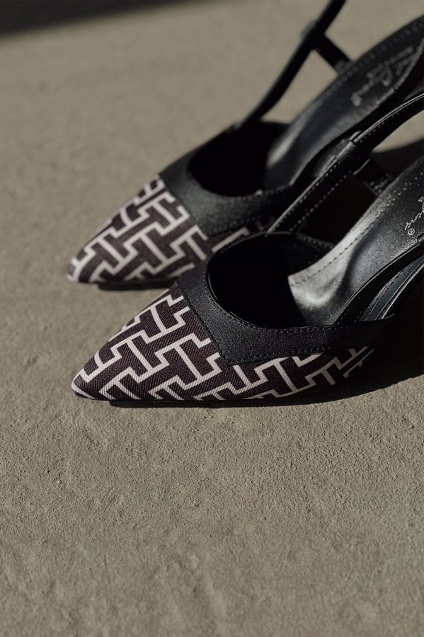 Arkası Açık Baskılı Ayakkabı