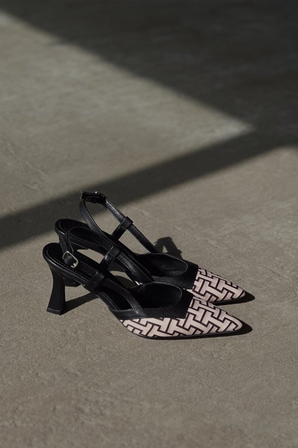 Arkası Açık Baskılı Ayakkabı