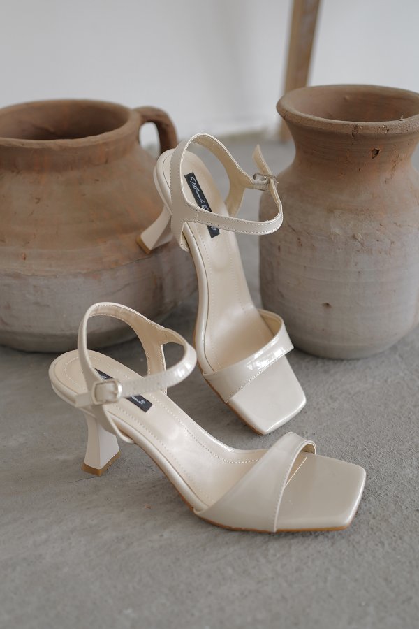 Bilekten Kemer Bantlı Topuklu Ayakkabı
