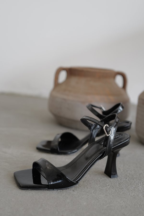 Bilekten Kemer Bantlı Topuklu Ayakkabı
