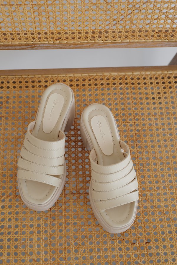 Sıra Bantlı Topuklu Terlik