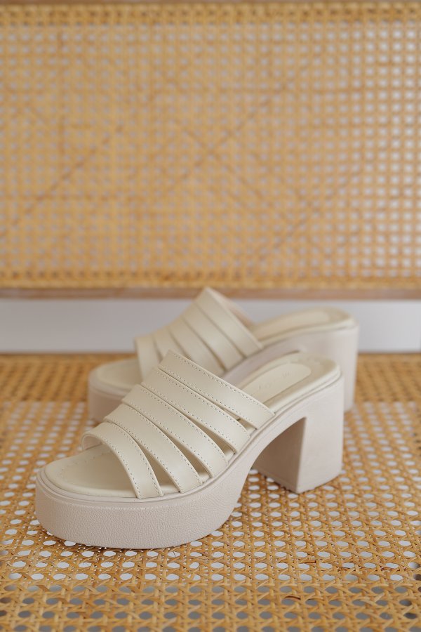 Sıra Bantlı Topuklu Terlik