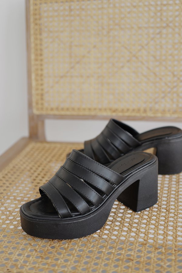 Sıra Bantlı Topuklu Terlik