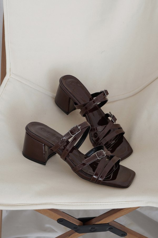 Kemer Bantlı Topuklu Terlik