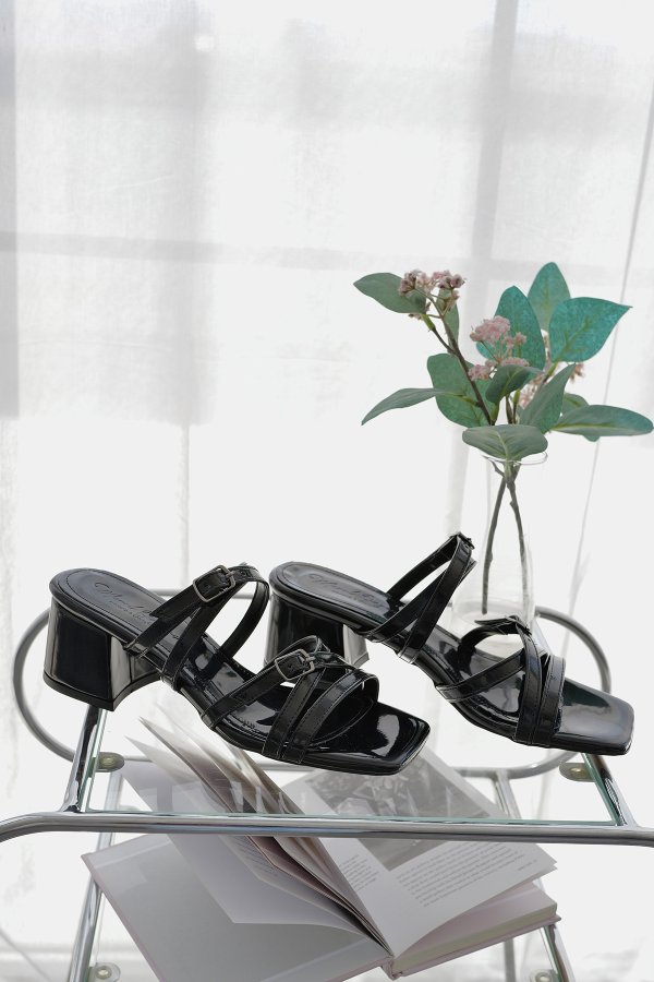 Kemer Bantlı Topuklu Terlik