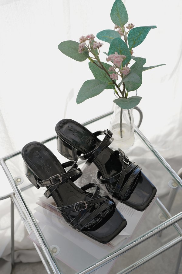 Kemer Bantlı Topuklu Terlik